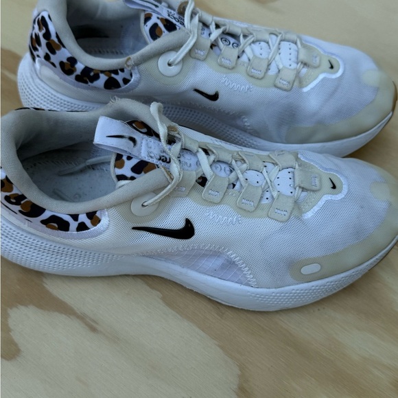 Nike React Escape RN Women’s White Leopard Print Running Shoes Size 8 - Picture 2 of 10
